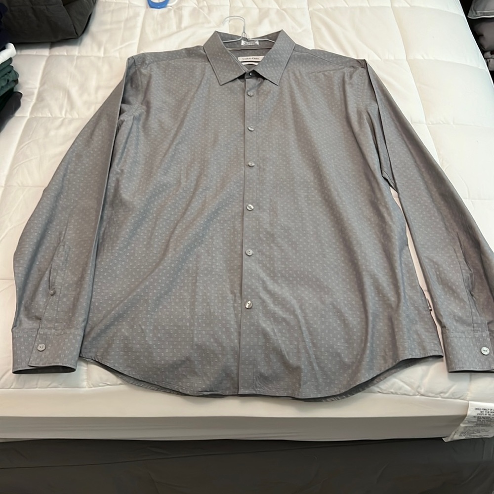 Calvin Klein slim fit size XL gray patterned button down- like new condition